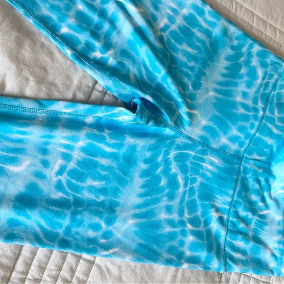 LANDS' END WOMEN'S ACTIVE SEAMLESS LEGGINGS SMALL ~ Reef Blue Tie Dye Wave - Picture 4 of 7